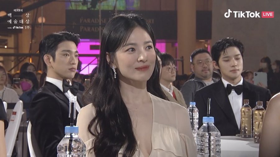 Song Hye Kyo gây sốt khi mặt đẹp, mặt xinh như nữ thần, lên top 1 tìm kiếm - 1