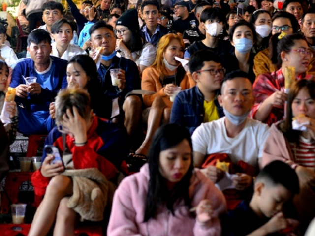 Tin tức trong ngày - Chợ đêm Đà Lạt chật kín du khách ngày đầu nghỉ lễ 30-4 và 1-5