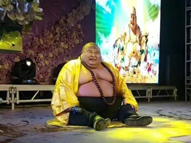 Bạn trẻ - Cuộc sống - Người đàn ông có ngoại hình giống vị Phật Di Lặc, được một phú bà đưa về nhà thờ cúng giờ ra sao?