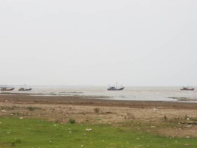 Tin tức trong ngày - Bé trai chưa rõ danh tính bị sóng biển cuốn mất tích