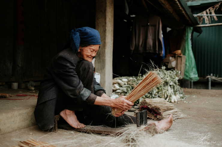 Một công đoạn của quá trình làm hương.