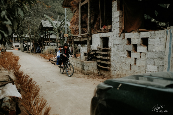Những đứa trẻ thong dong đạp xe trong làng quê mình.