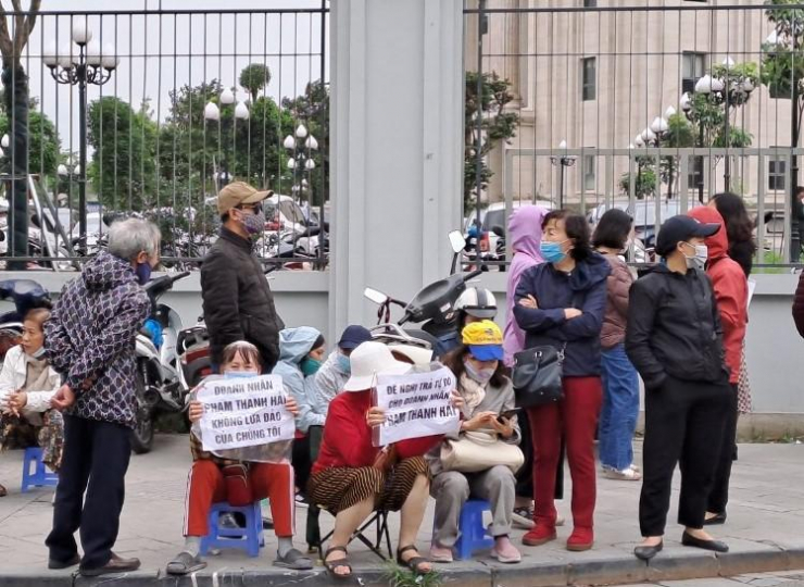 Đám đông trước cổng tòa kêu oan cho Phạm Thanh Hải khi TAND TP Hà Nội xét xử bị cáo. Ảnh: BT