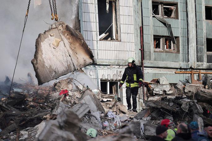 Một tòa chung cư trúng tên lửa ở tỉnh Cherkasy ở miền Trung Ukraine. Ảnh: Reuters