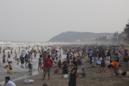 Bãi biển Sầm Sơn ken đặc người trước giờ khai hội 2023