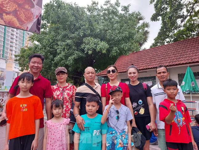 Anh Đào Văn Minh (bìa trái) cùng gia đình, bạn bè trước cổng sân Olympic.