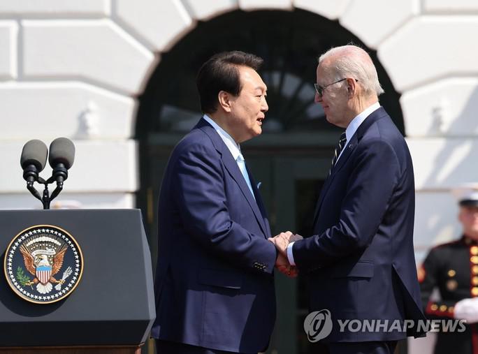 Tổng thống Hàn Quốc Yoon Suk-yeol bắt tay Tổng thống Joe Biden hôm 26-4. Ảnh: Yonhap
