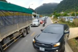 Tin tức trong ngày - Clip: Lấn làn để vượt đoàn xe chờ thoát ùn tắc, hàng loạt ô tô phải đi lùi vì gặp tài xế "cứng"
