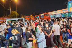 Tin tức trong ngày - Người dân về quê nghỉ lễ, bến xe Miền Tây ken đặc người lúc giữa đêm