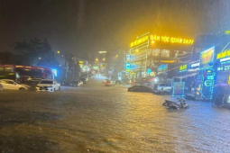 Tin tức trong ngày - Sa Pa mưa lớn, nhiều phương tiện “bơi” trong nước dịp nghỉ lễ 30/4 và 1/5