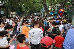 Tin tức trong ngày - Nghìn người chen chân trong Công viên Thủ Lệ ngày 30/4