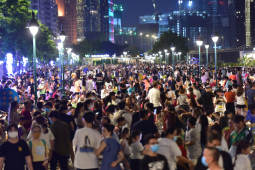 Tin tức trong ngày - "Biển người" đổ về trung tâm TP.HCM chờ xem pháo hoa mừng lễ 30/4