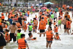 Tin tức trong ngày - Bãi biển nhân tạo ven đô Hà Nội kín người trong ngày nghỉ lễ thứ hai