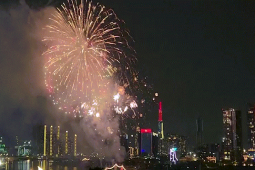 Tin tức trong ngày - Khoảnh khắc pháo hoa rực sáng trên bầu trời TP.HCM