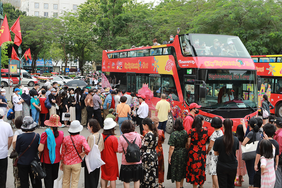 Khách du lịch đến Hà Nội sẽ được miễn phí vận chuyển tham quan Hà Nội bằng xe buýt 2 tầng dịp Lễ Giỗ Tổ Hùng Vương (10/3 Âm lịch), Ngày Giải phóng miền Nam, thống nhất đất nước (30/4) và Ngày Quốc tế Lao động (1/5).