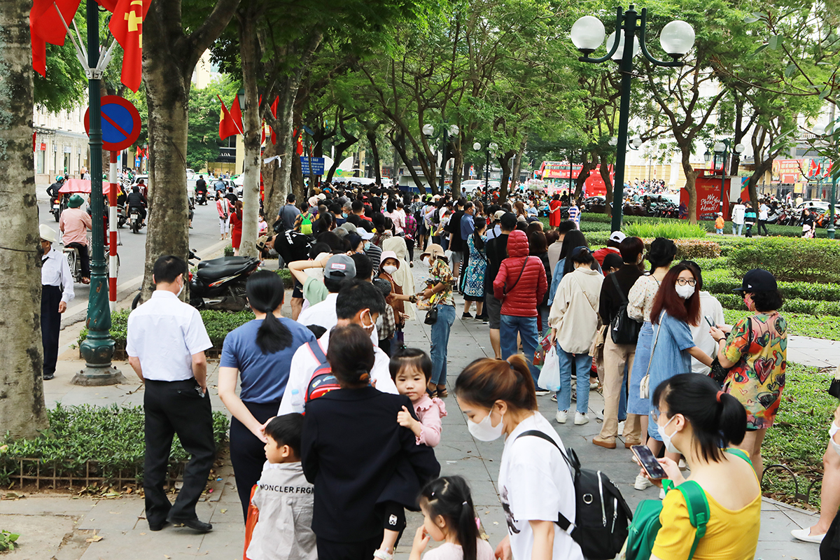 Lượng&nbsp;khách trải nghiệm tăng đột biến khiến&nbsp;nhiều người phải chờ đợi hàng giờ đồng hồ nhưng chưa đến lượt. Có người đến xếp hàng từ sáng sớm nhưng 12h trưa vẫn chưa lên được xe buýt 2 tầng.