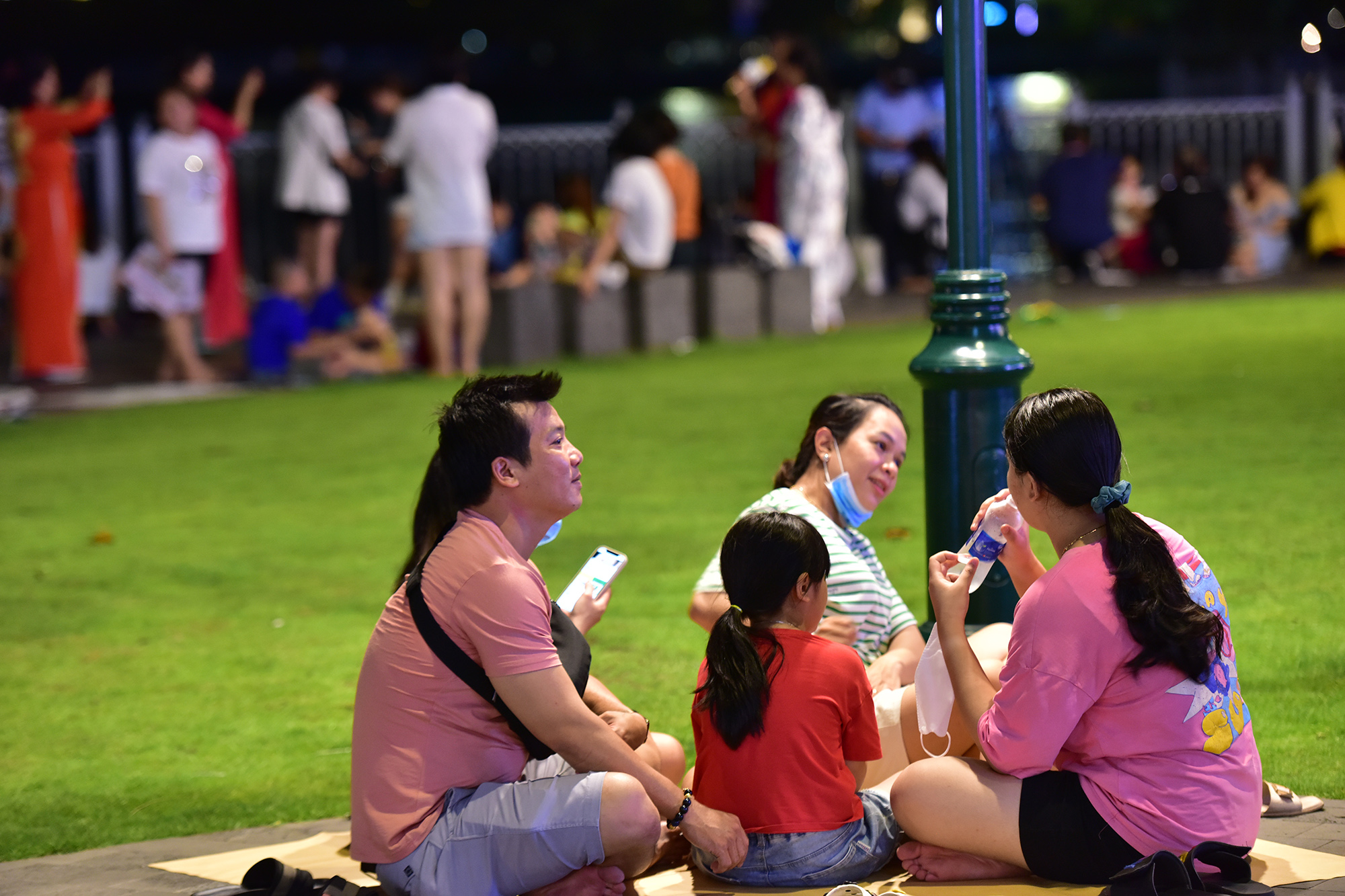 Anh Đặng Hoàng Phát (quận 4) cho biết dù gần nhà nhưng gia đình anh vẫn ăn cơm sớm, ra trước thời điểm bắn hơn 3 tiếng để vừa “xí” chỗ vừa ngồi hóng mát. “Nếu ra muộn sẽ không còn chỗ đẹp để nhìn được pháo hoa rõ ràng”, anh Phát cho hay.