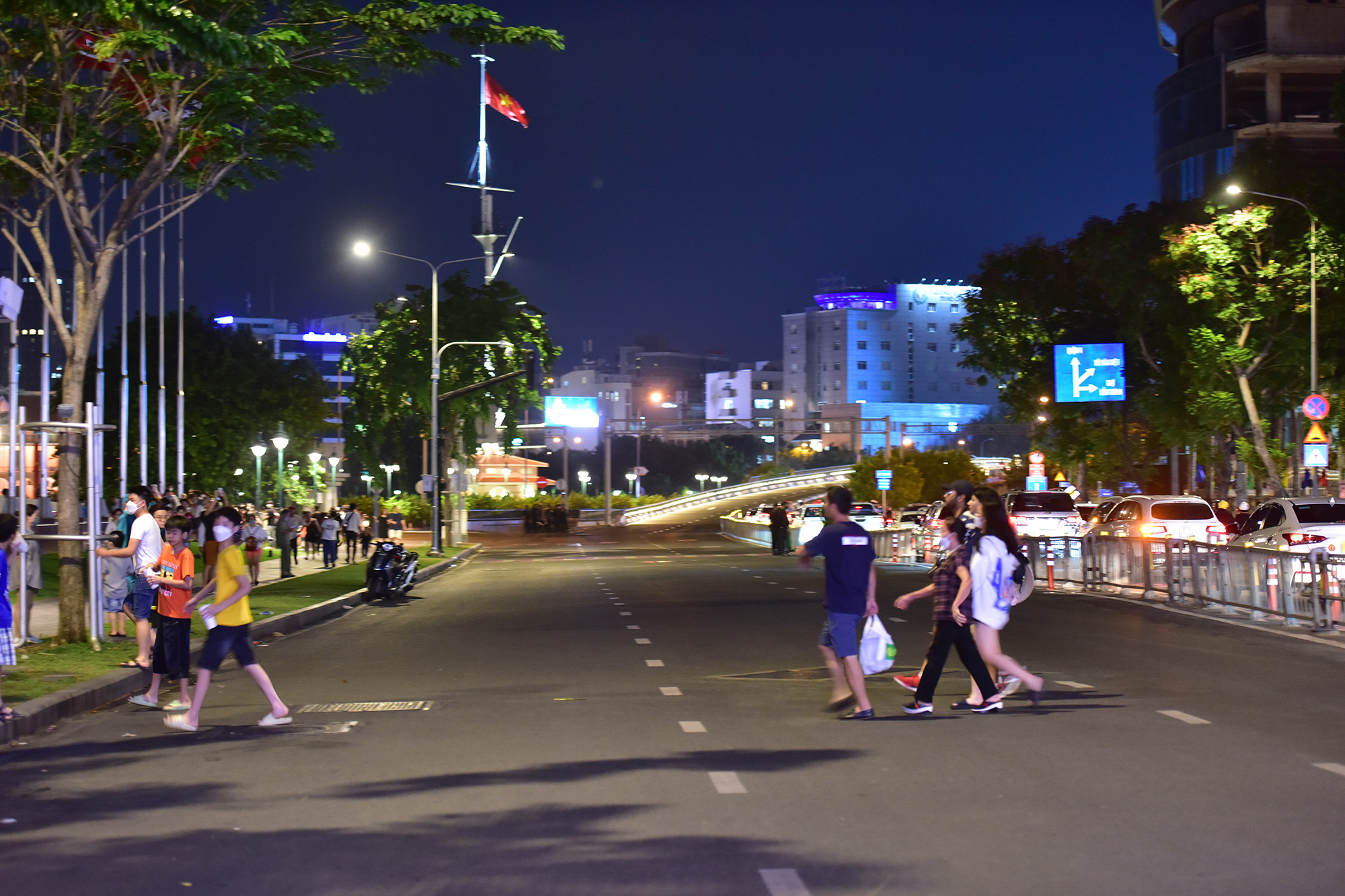 Từ 20h đến 21h30, cơ quan chức năng cấm xe cộ đi đường Tôn Đức Thắng đoạn từ Công trường Mê Linh đến cầu Khánh Hội, cùng một số đoạn đường, cầu quanh khu vực bắn pháo hoa.