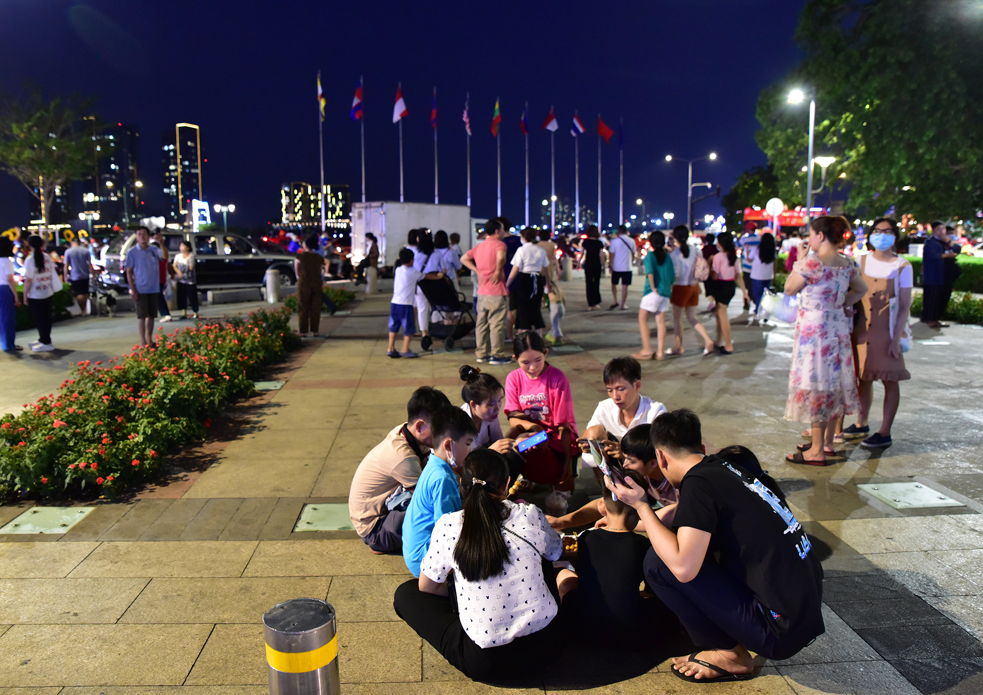 Mặc dù 21h pháo hoa mới khai màn nhưng ngay từ đầu giờ tối, nhiều gia đình, bạn trẻ đã có mặt tại khu vực phố đi bộ Nguyễn Huệ, công viên bến Bạch Đằng để vui chơi, chờ xem pháo hoa. Phố đi bộ Nguyễn Huệ đoạn gần sông Sài Gòn nhiều người cũng đã ngồi chờ sẵn từ rất sớm.