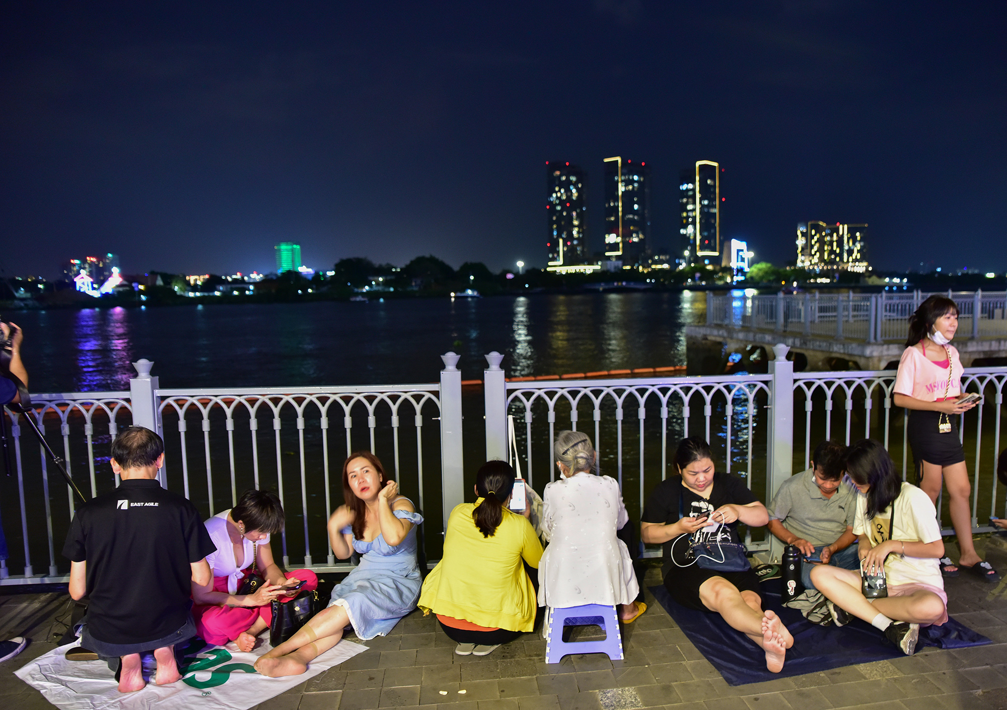 Nhiều nhóm người đã chọn vị trí đẹp nhất bên bờ sông, đối diện điểm bắn đầu hầm sông Sài Gòn. Từ công viên có thể thưởng thức những màn pháo hoa rõ nhất mà không bị che khuất bởi bất kỳ chướng ngại vật nào.