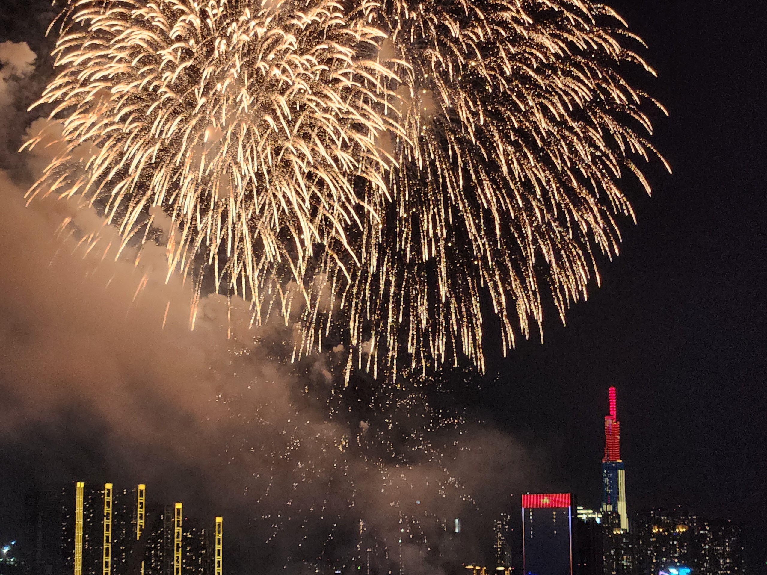 Khoảnh khắc pháo hoa rực sáng trên bầu trời TP.HCM - 17