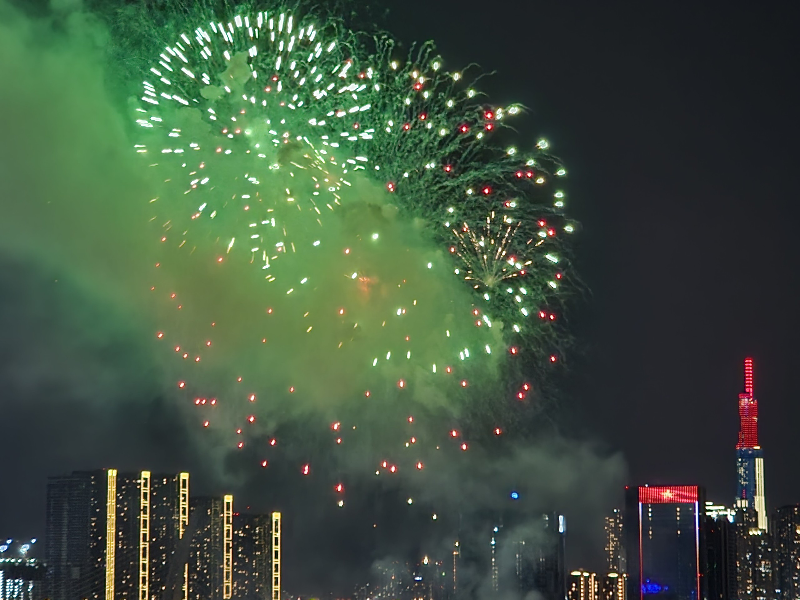 Khoảnh khắc pháo hoa rực sáng trên bầu trời TP.HCM - 6