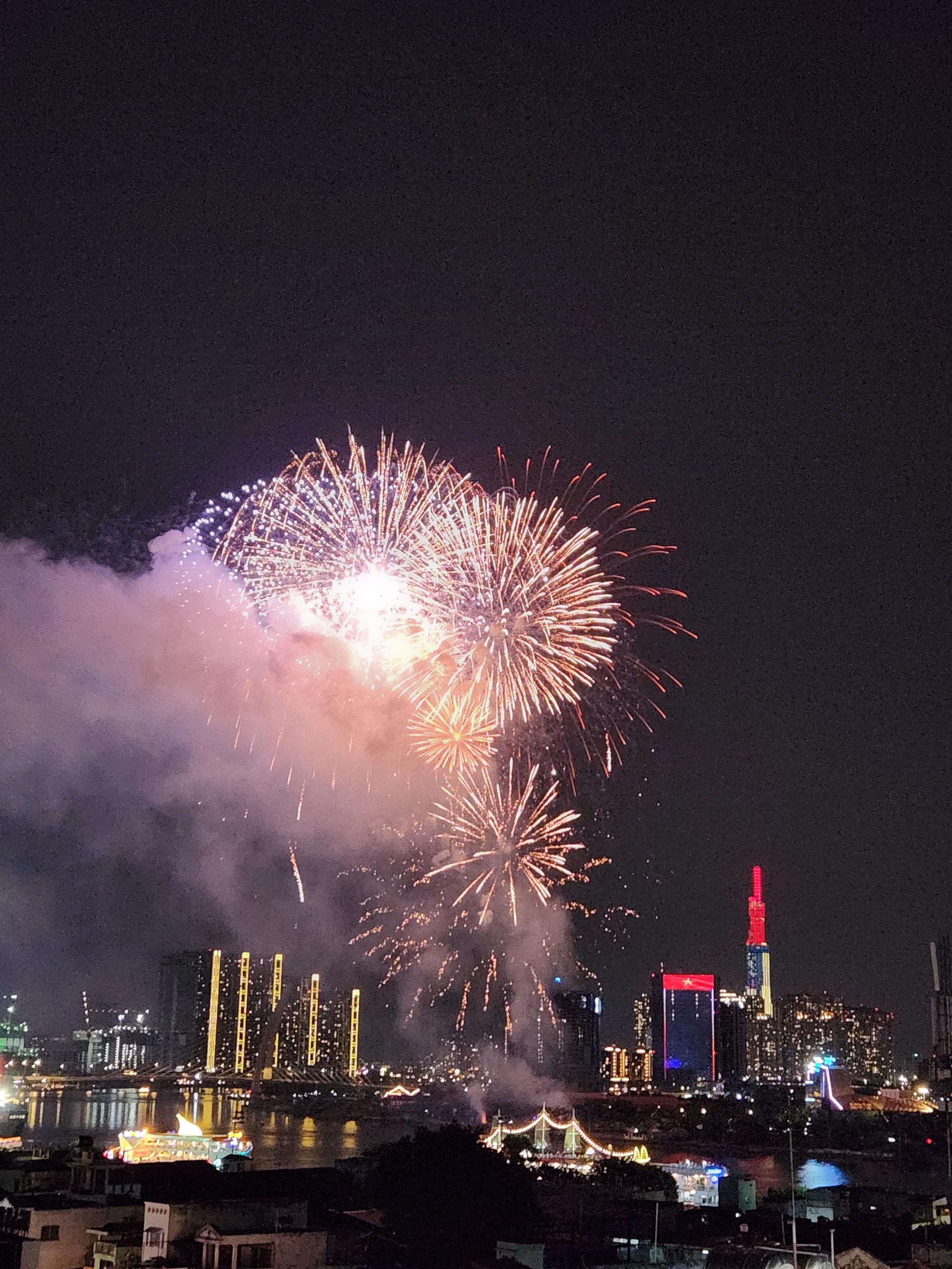 Khoảnh khắc pháo hoa rực sáng trên bầu trời TP.HCM - 19