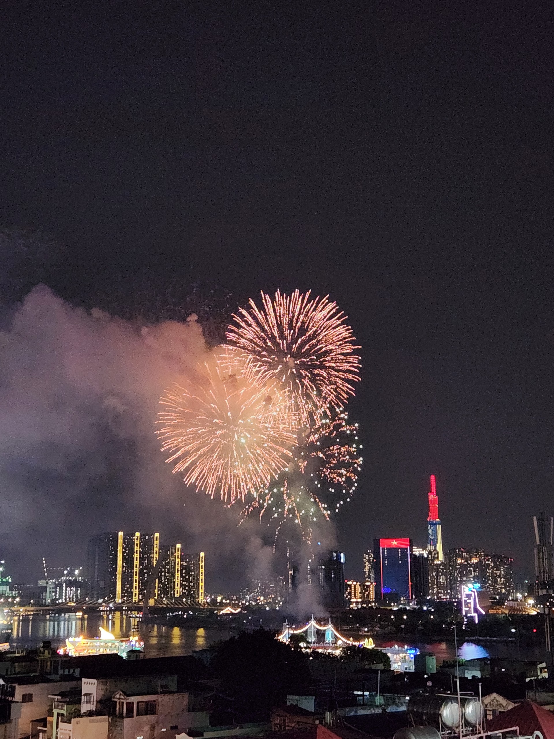 Khoảnh khắc pháo hoa rực sáng trên bầu trời TP.HCM - 22