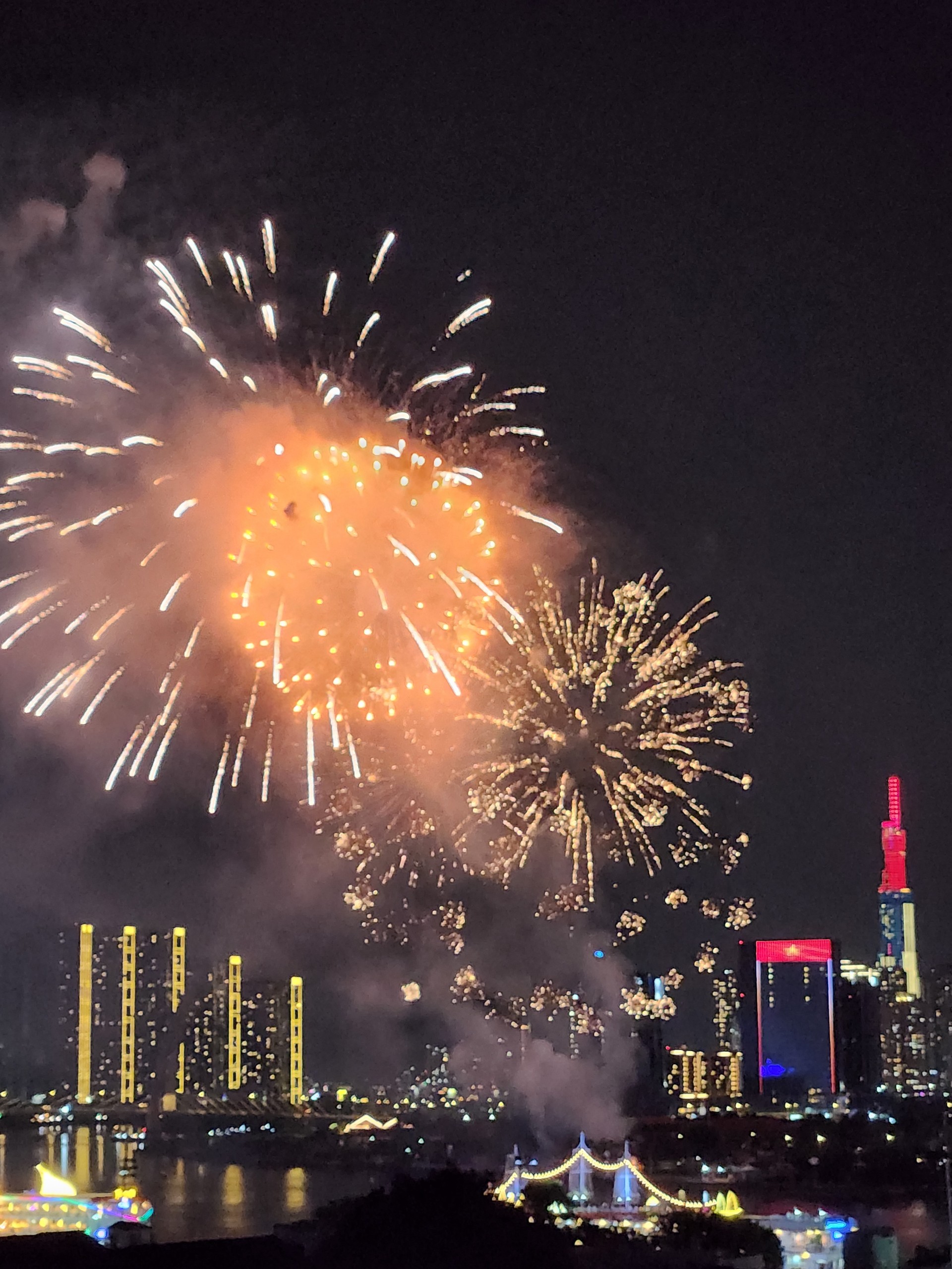 Khoảnh khắc pháo hoa rực sáng trên bầu trời TP.HCM - 25