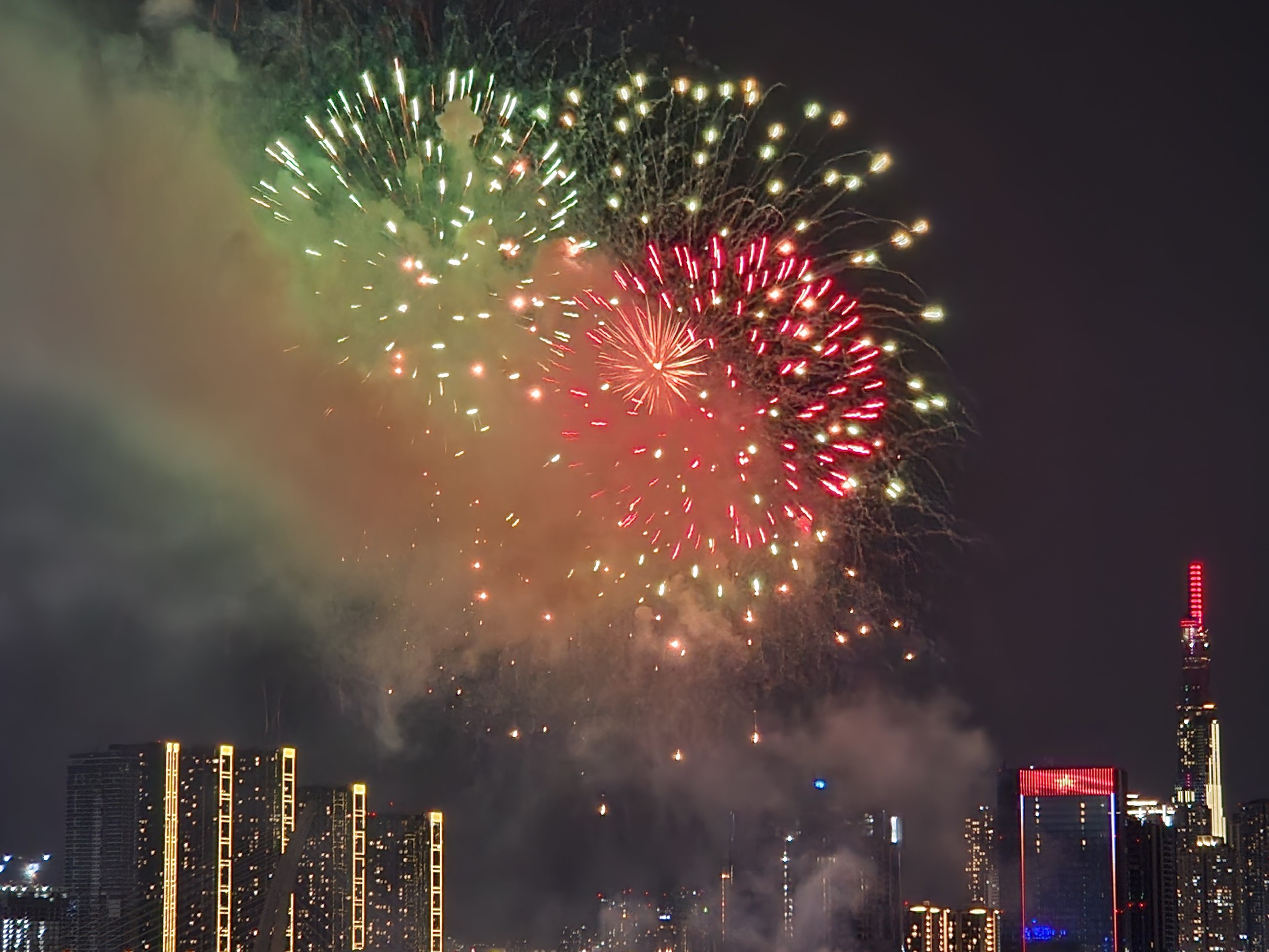 Khoảnh khắc pháo hoa rực sáng trên bầu trời TP.HCM - 7