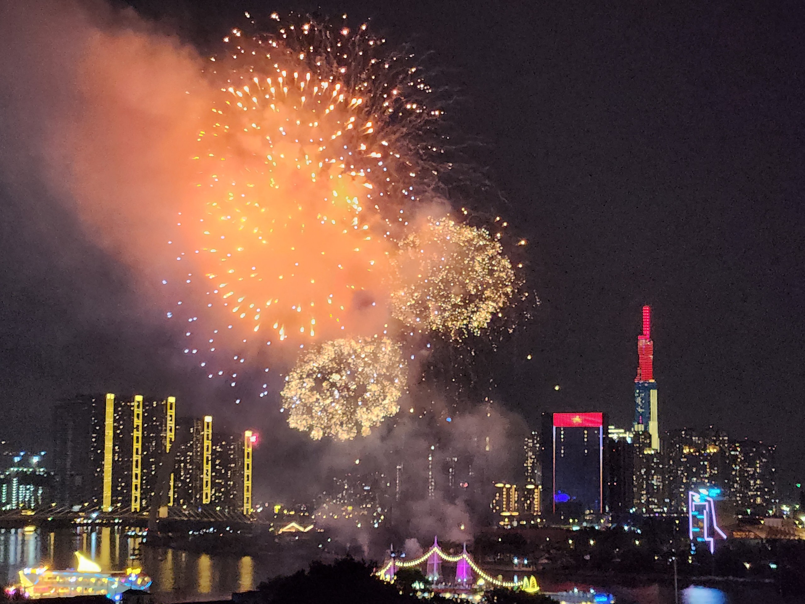 Khoảnh khắc pháo hoa rực sáng trên bầu trời TP.HCM - 10