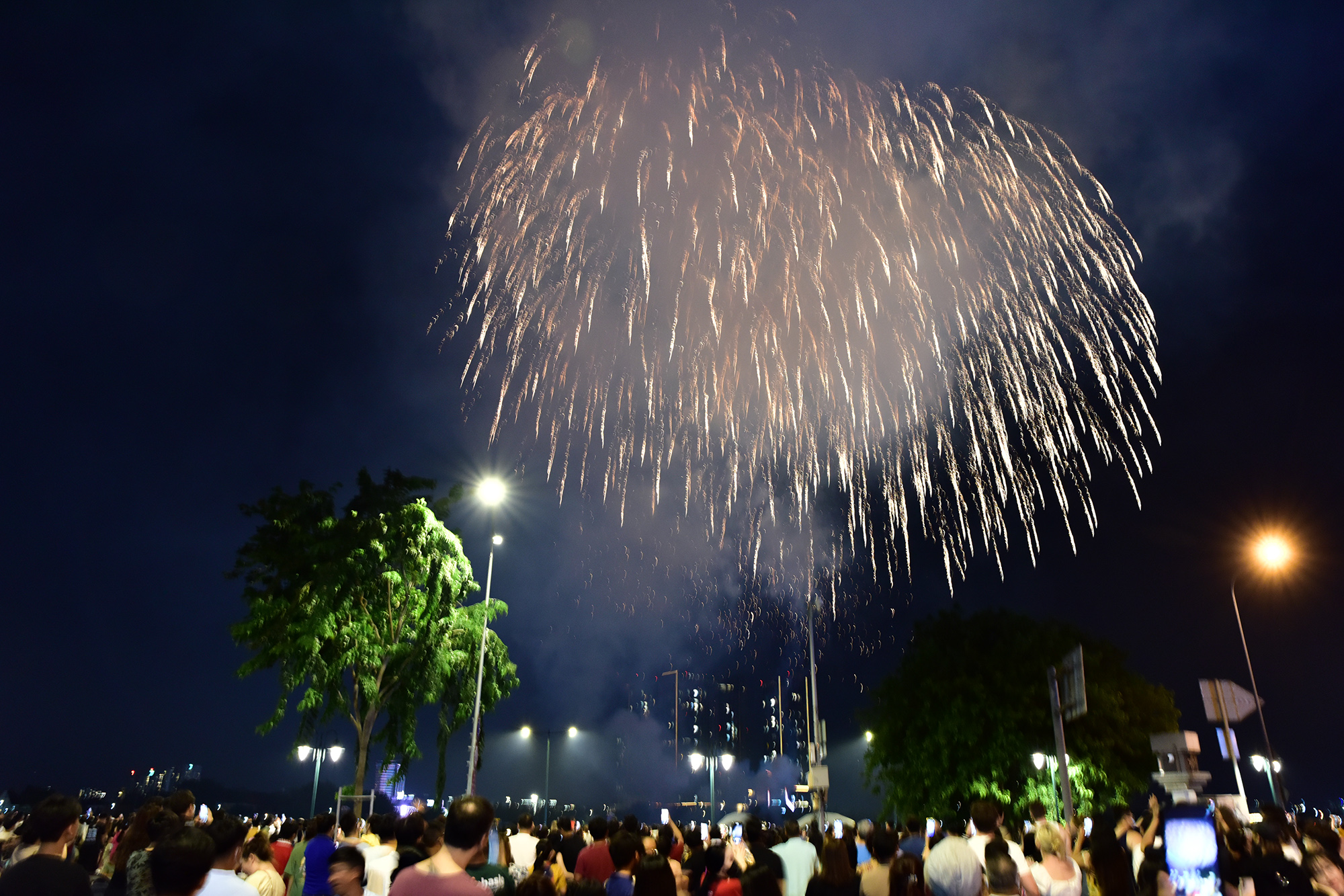 Từng chùm pháo hoa bung nở đẹp mắt, rực sáng bầu trời giữa những tiếng vỗ tay tán thưởng của hàng ngàn người xem.