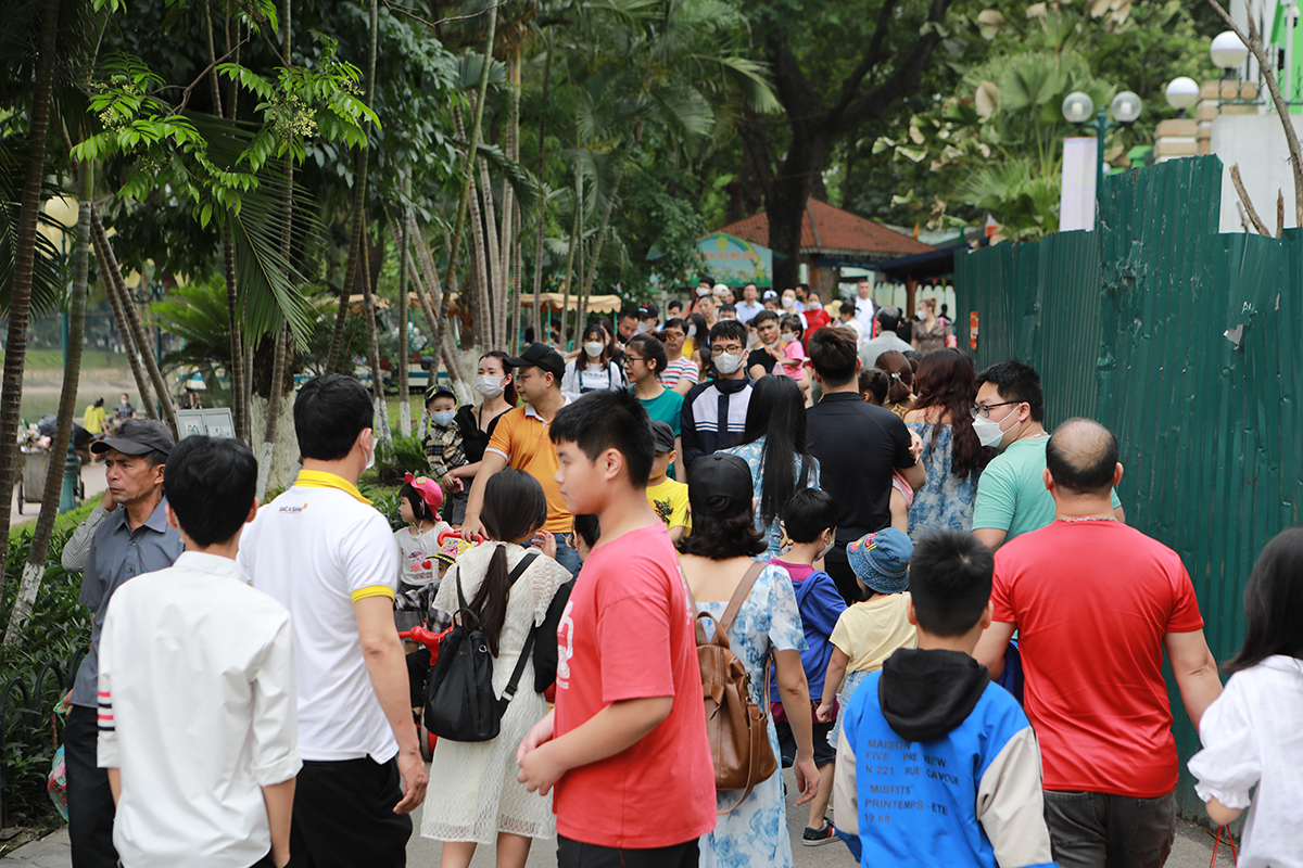Kỳ nghỉ lễ 30/4 – 1/5 kéo dài 5 ngày, vì vậy nhiều gia đình ở Hà Nội và các tỉnh lân cận đã đổ về Công viên Thủ Lệ (hay còn gọi là Vườn bách thú Hà Nội) để vui chơi. Theo ghi nhận của PV, ngày hôm nay (30/4),&nbsp;ngay từ khoảng 9h sáng, lượng người đến Công viên Thủ Lệ đã rất đông.