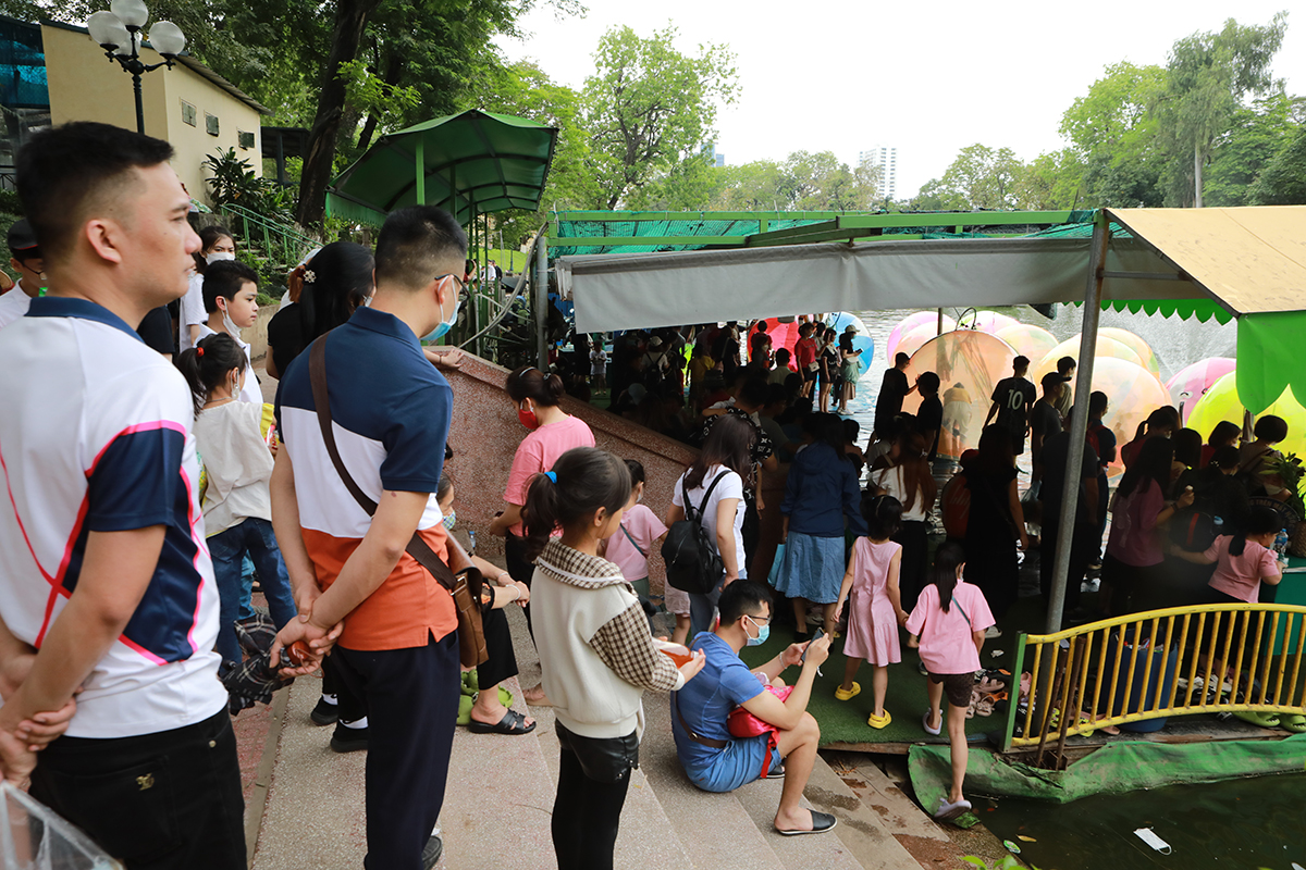 Nghìn người chen chân trong Công viên Thủ Lệ ngày 30/4 - 13