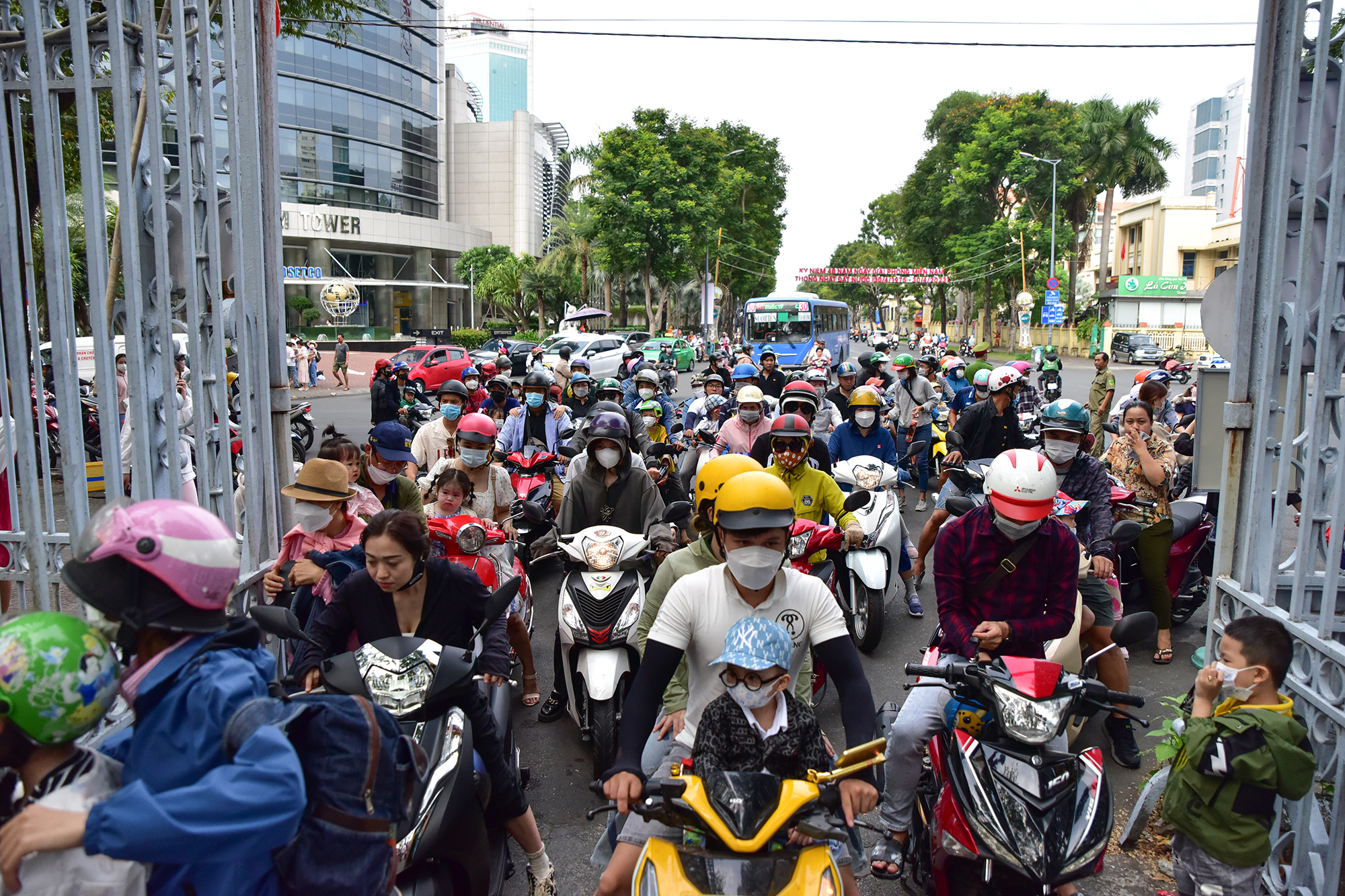 Sáng 30/4, hàng nghìn du khách, người dân TP.HCM từ các ngả&nbsp;đổ về 2 cổng chính của Thảo Cầm Viên Sài Gòn để tham quan, vui chơi.