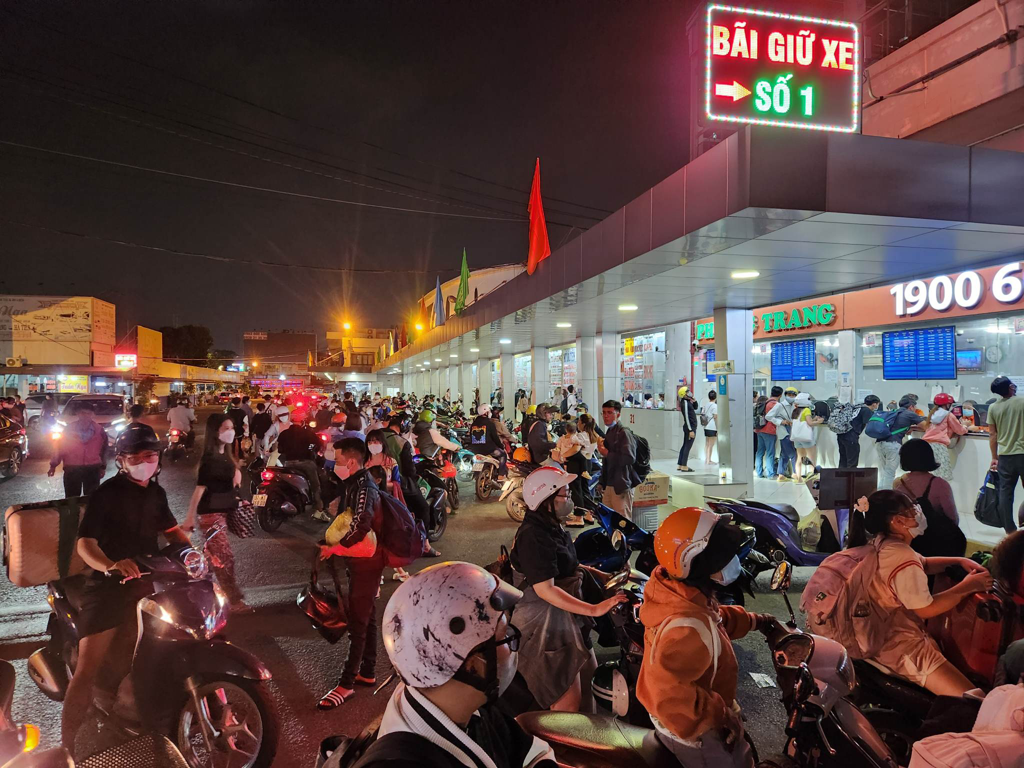 Từ chiều đến đêm 29/4, bến xe Miền Tây (quận Bình Tân, TP.HCM) đông nghẹt người đến mua vé xe khách để về quê nghỉ lễ. Tại các khu vực quầy vé, hành khách chen chúc nhau.