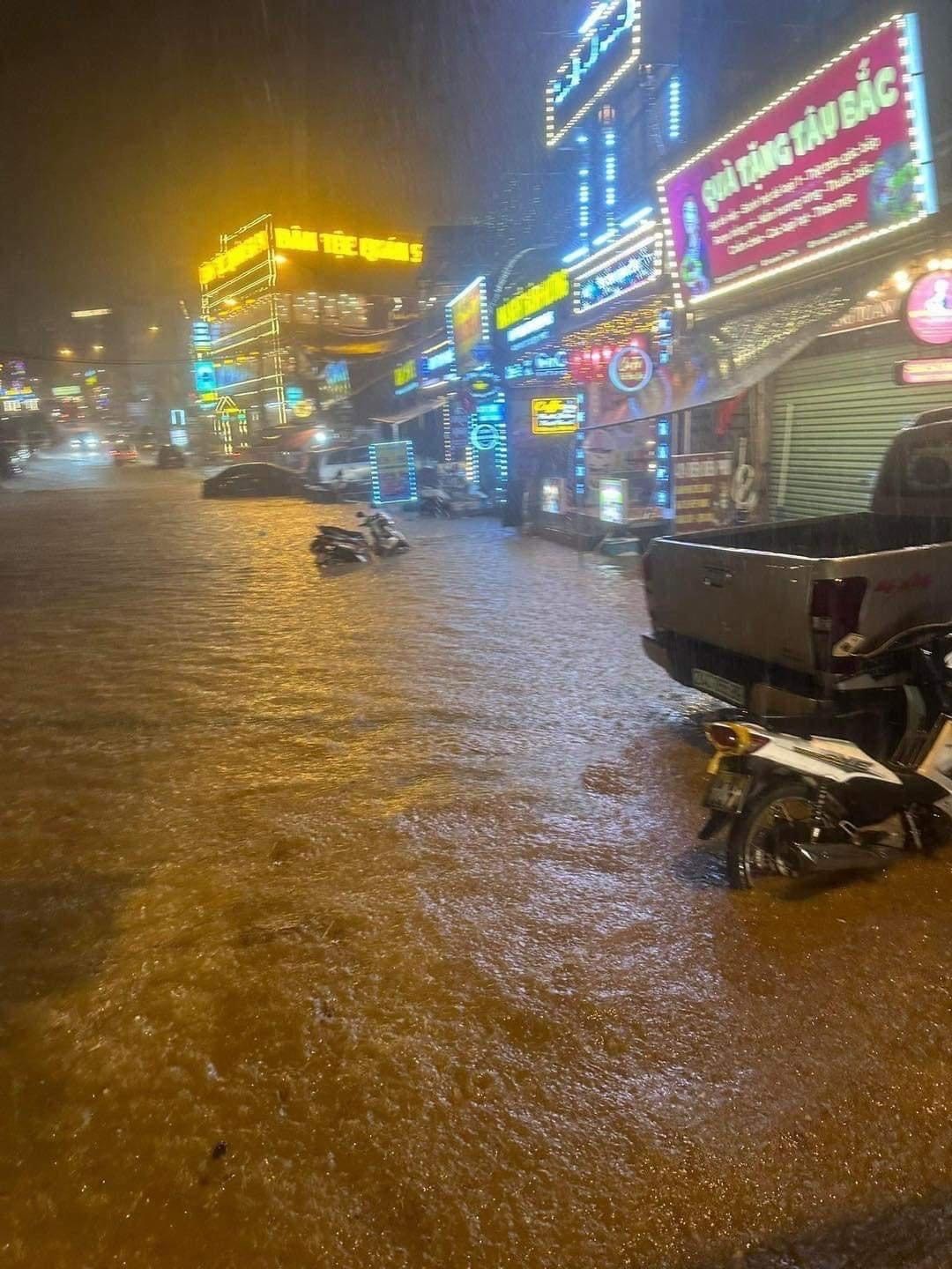 Nhiều tuyến phố ở thị xã Sa Pa ngập sâu sau trận mưa lớn tối 29/4. Ảnh Laocaionline