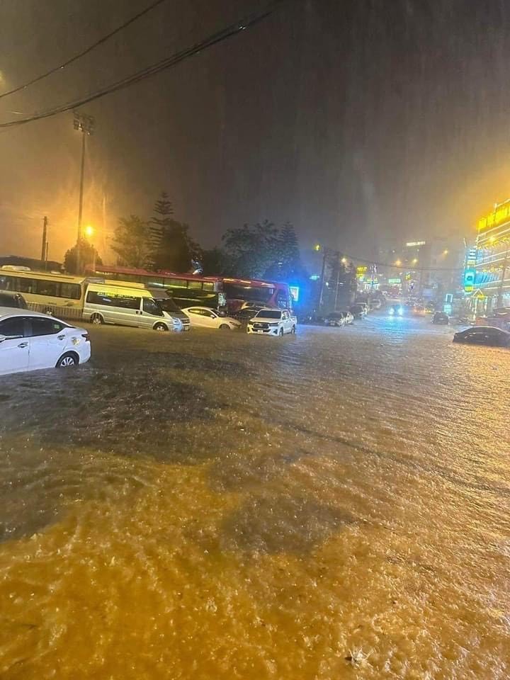 Nhiều phương tiện chết máy do ngập nước. Ảnh Laocaionline