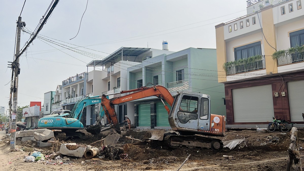 Hạng mục đường dẫn lên cầu được đơn vị thi công tích cực triển khai. Ảnh: ĐÀO TRANG