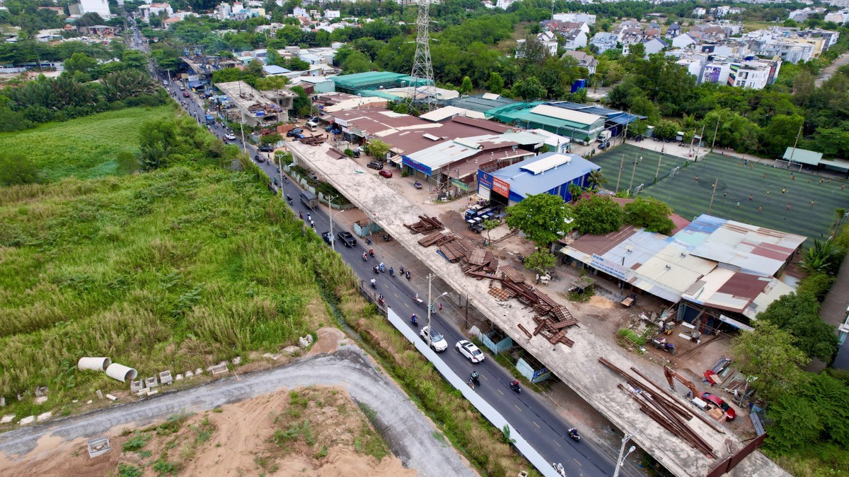 Dự án cầu Nam Lý cũng được thi công xuyên lễ. Ảnh: NGUYỄN TIẾN