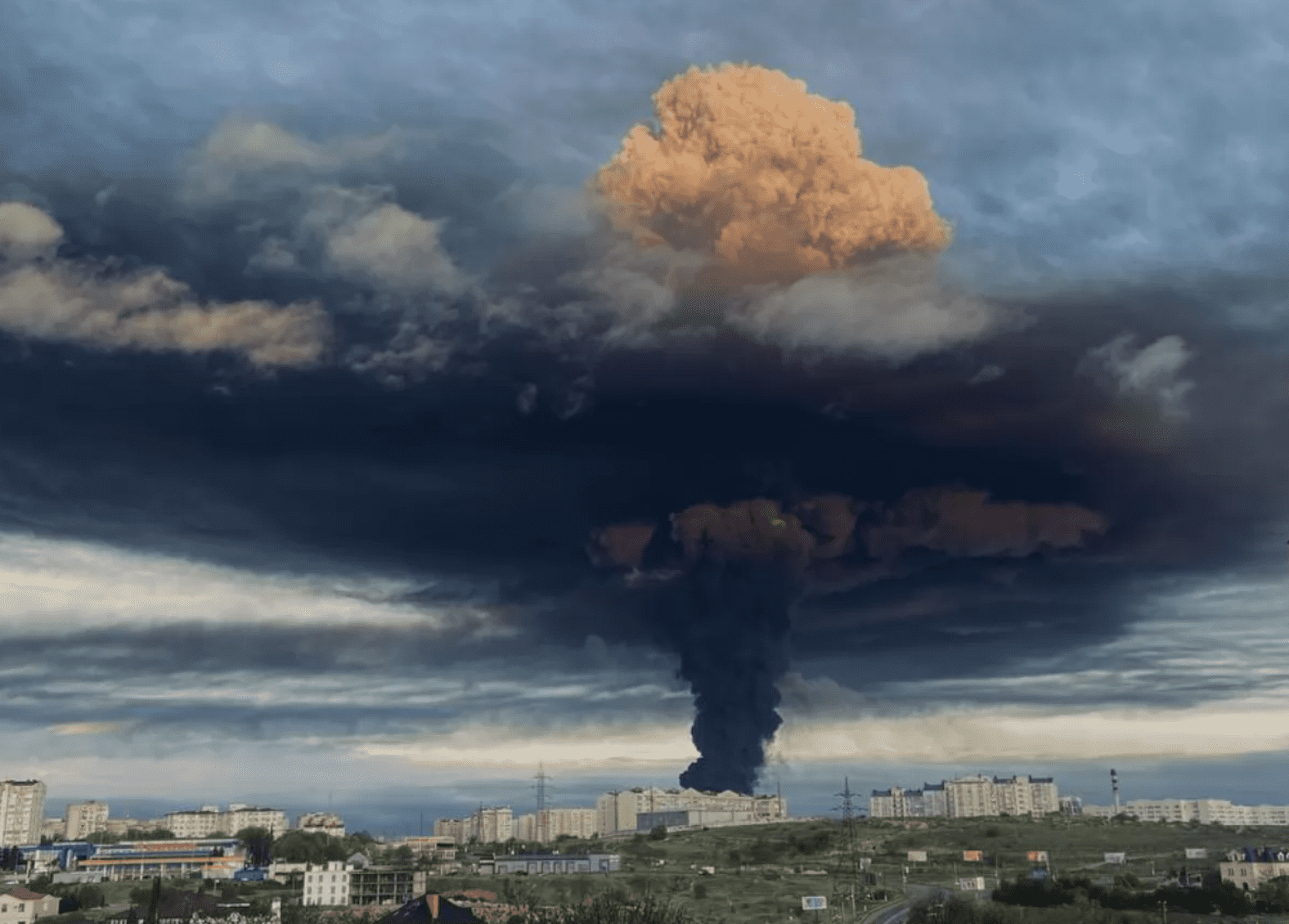 Khói đen bốc lên cuồn cuộn&nbsp;từ đám cháy kho dầu ở Crimea. Ảnh: Telegram