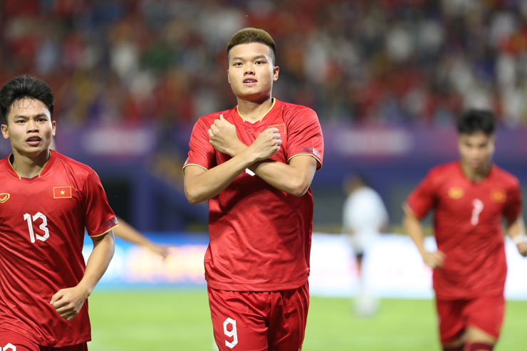 Nguyễn Văn Tùng (số 9) sớm đưa U22 Việt Nam dẫn trước U22 Lào