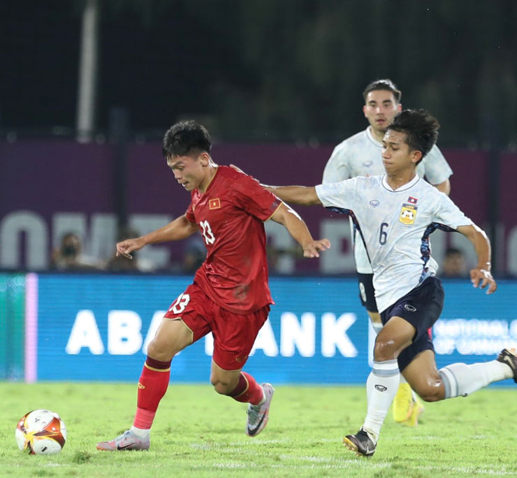 "Các chiến binh sao vàng" chơi trên cơ U22 Lào trên sân Prince