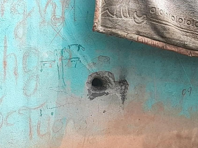 Pháp luật - Lỗ nhỏ bí ẩn trên bức tường hoen ố của khu trọ bỏ hoang