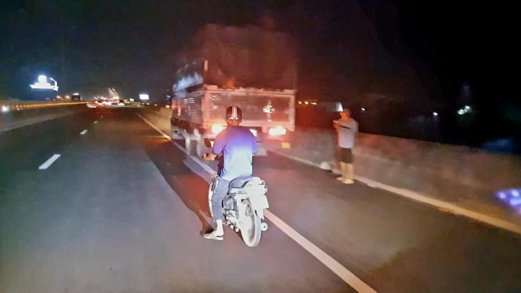 Chiếc xe máy chạy vào đường cao tốc TP.HCM - Trung Lương không có đèn chiếu sáng. Ảnh: KIM HƯỚNG