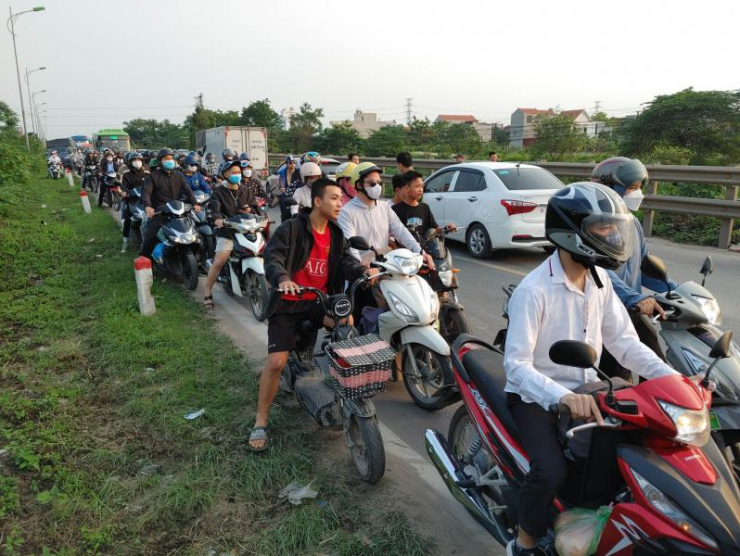Giao thông ùn tắc qua hiện trường vụ tai nạn