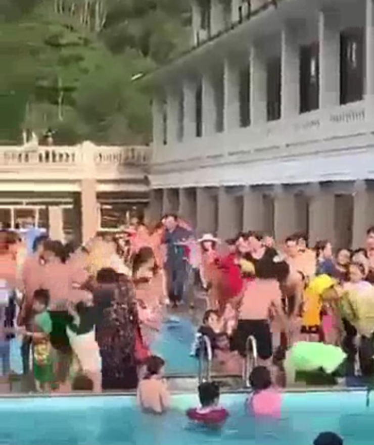 Hình ảnh cắt từ clip thời điểm phát hiện, sơ cứu cháu bé