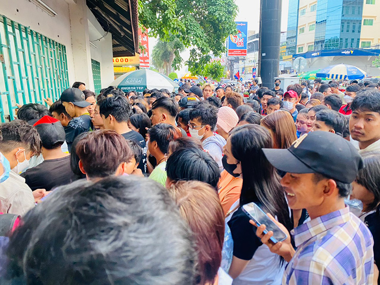 Chiều ngày 1/5, hàng nghìn cổ động viên bóng đá Campuchia đã đổ về sân vận động Olympic (thủ đô Phnom Penh) với hi vọng sở hữu tấm vé miễn phí xem trận đấu giữa tuyển U22 nước chủ nhà gặp Philippines sẽ diễn ra lúc 19h ngày 2/5.
