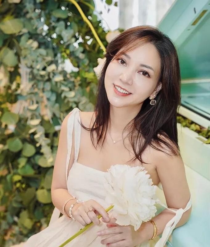 Nữ CEO - beauty blogger Hannah Olala (1984) không còn là cái tên xa lạ với cộng đồng mạng. Ngoài nhan sắc xinh đẹp, Hannah Olala còn được ngưỡng mộ bởi khả năng kiếm tiền khủng và cuộc sống hôn nhân hạnh phúc, giàu sang.