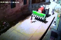 Video: Bé gái thoát chết khó tin dưới gầm máy kéo